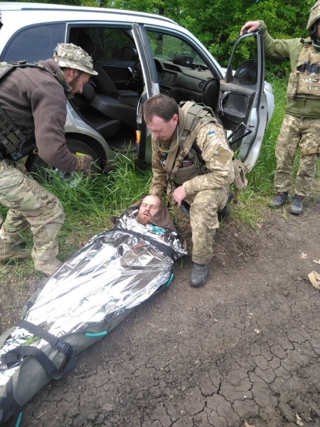«Щоб вижити, я дві доби під палючим сонцем пив гнилу воду з болота»: неймовірна історія порятунку тяжкопораненого бійця