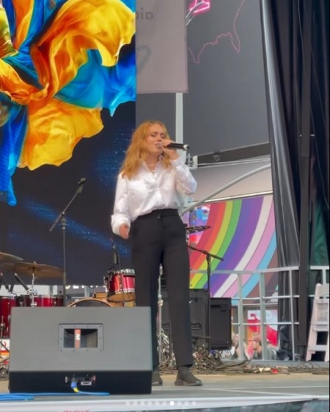 «Він має там бути»: Alyosha у сльозах розповіла про рішення чоловіка вступити до ЗСУ