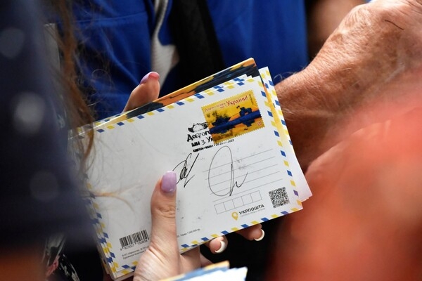 В Одессе презентовали новую почтовую марку ''Добрый вечер, мы из Украины''