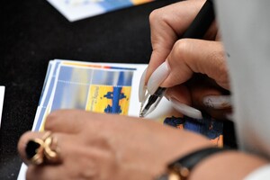 В Одессе презентовали новую почтовую марку ''Добрый вечер, мы из Украины''