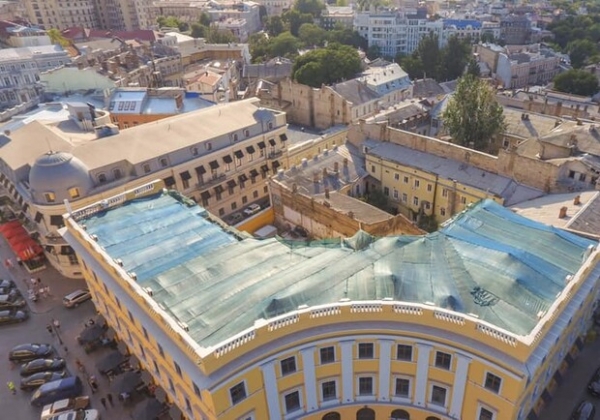 Полуциркульное здание за Дюком в Одессе арестовали 