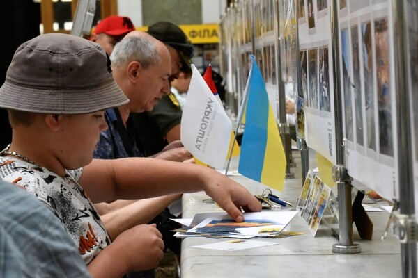 В Одессе презентовали новую почтовую марку ''Добрый вечер, мы из Украины''