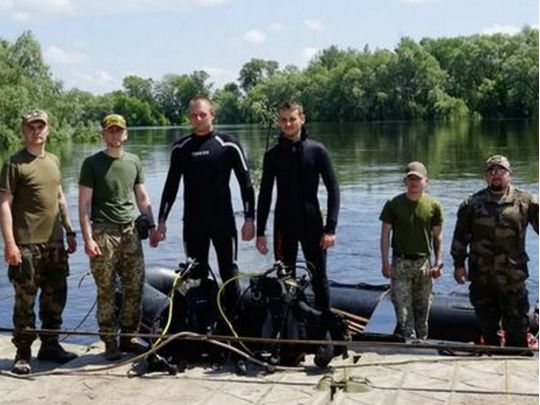 «Бомба могла у будь-який момент здетонувати»: водолази-сапери розповіли, як проводять розмінування річок
