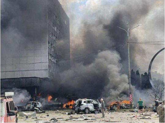 «Це був цивільний об'єкт»: у Вінниці є жертви та поранені внаслідок ракетного удару