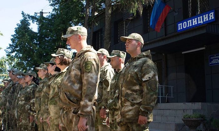 «Гарматного м’яса побільшало»: колишні українські поліцейські присягнули окупантам
