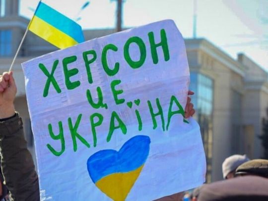 «Ми майже кожного дня узнаємо, що хтось погодився співпрацювати з окупантами"-, мешканка Херсону