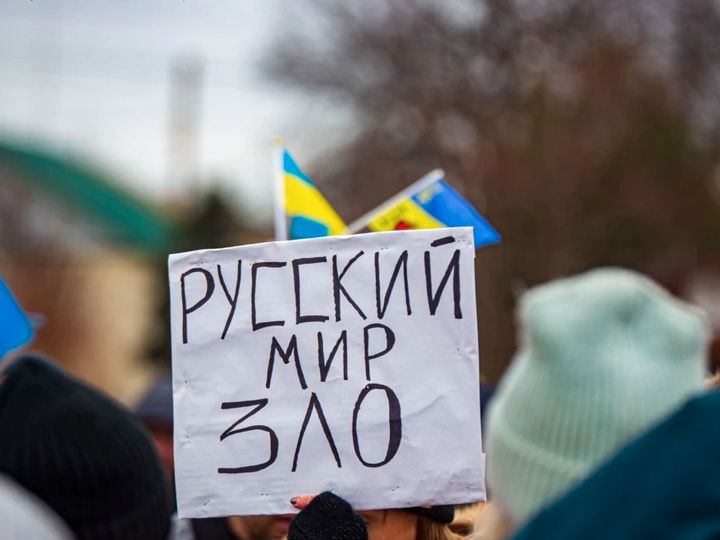 «Ми майже кожного дня узнаємо, що хтось погодився співпрацювати з окупантами"-, мешканка Херсону