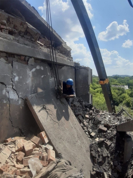 Окупанти вдарили по мирній 5-поверхівці у Торецьку: загинули двоє людей