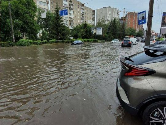 Повалені дерева та затоплені вулиці: у Тернополі пройшла потужна злива (відео)