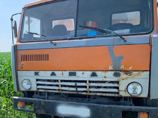 «Просто відпочивав»: водій КАМАЗу не помітив чоловіка на дорозі та здійснив на нього наїзд