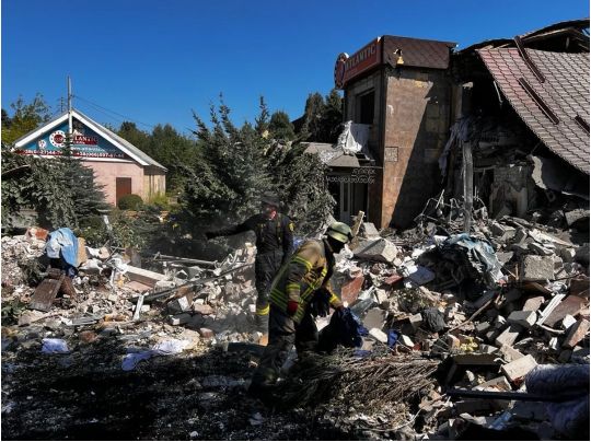 Рашисти обстріляли готель у Бахмуті: під завалами є загиблі та поранені