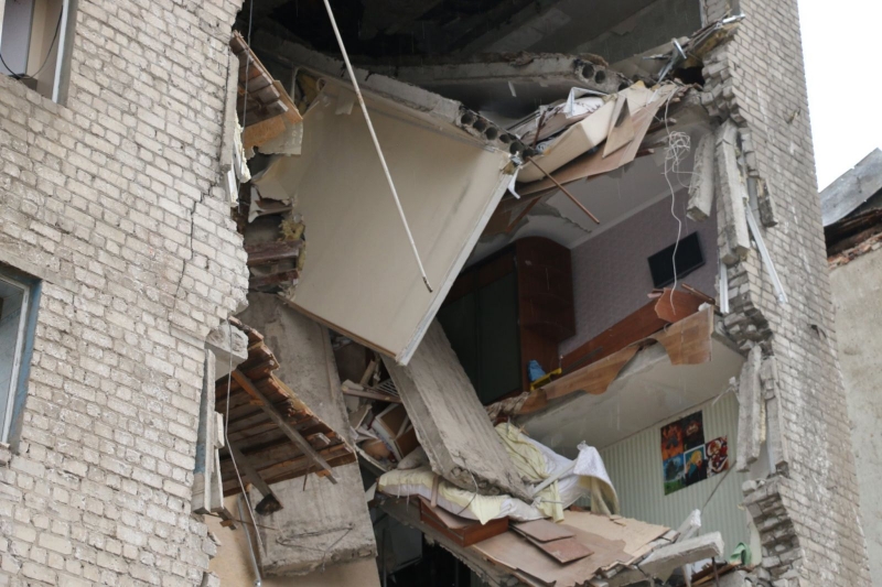 У Харкові ракета окупантів поцілила у багатоповерхівку: триває розбір завалів