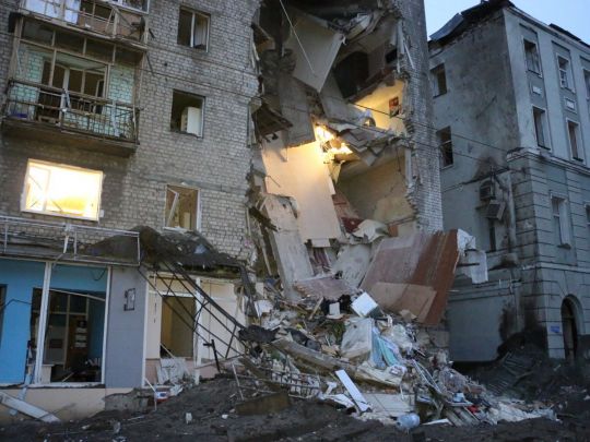 У Харкові ракета окупантів поцілила у багатоповерхівку: триває розбір завалів