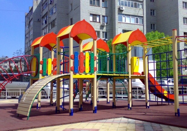 Суворовская администрация установила в Одессе детские площадки, у которых нет хозяина