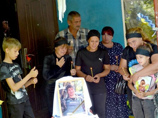 «Місяць тому привозив загиблого воїна, а сьогодні привезли його…»: на Вінниччині попрощались із героєм