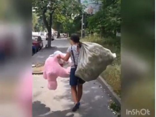 «Назвала вбитих рашистами дітей «байстрюками»: у Вінниці жінка забрала іграшки з меморіалу жертвам ракетного обстрілу
