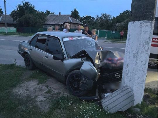 Під Києвом автомобіль на швидкості протаранив електроопору: постраждала людина