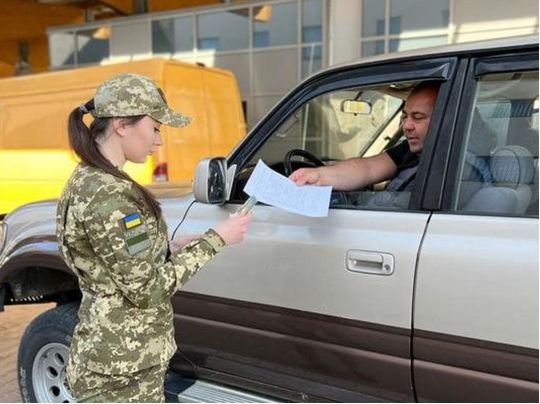 Зеленського попросили дозволити виїзд за кордон чоловіків без військового досвіду: що відповів президент