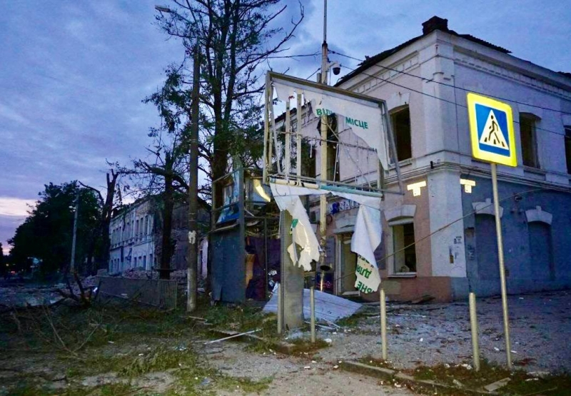 «Вдарили прямо по житловому кварталу»: ракета окупантів вибухнула у центрі Дніпра (фото)