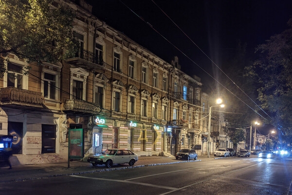 Странная экономия: как в Одессе по вечерам горят вывески и фонари