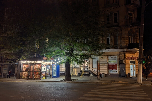 Странная экономия: как в Одессе по вечерам горят вывески и фонари