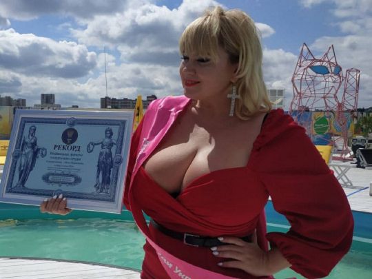 «Найбільші груди України» Міла Кузнєцова показала, через що насправді вибухнув Кримський міст