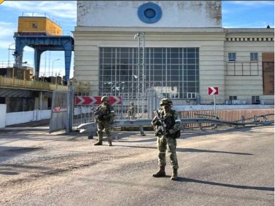 На замінованій греблі Каховської ГЕС росіяни залишили два КАМАЗи, забиті вибухівкою, — розвідка