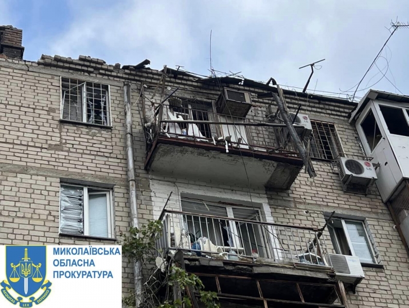 Ракета окупантів поцілила у п'ятиповерхівку в Миколаєві: два поверхи знесено, поранено тримісячну дитину