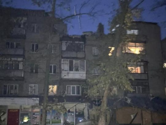 Ракета окупантів поцілила у п'ятиповерхівку в Миколаєві: два поверхи знесено, поранено тримісячну дитину