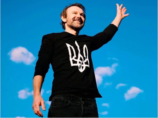 Вакарчук вирішив «відібрати» хіт у Ротару та заспівав «Червону руту» разом із жителями зруйнованого Ізюму (відео)