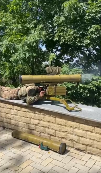 Від їхніх куль окупанти тікали, перевдягнувшись в жіночі плаття: українські снайпери з далекобійними гвинтівками підбивають БТРи та зупиняють танки