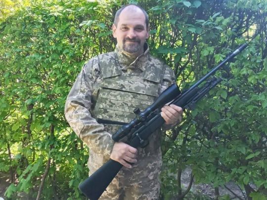Від їхніх куль окупанти тікали, перевдягнувшись в жіночі плаття: українські снайпери з далекобійними гвинтівками підбивають БТРи та зупиняють танки