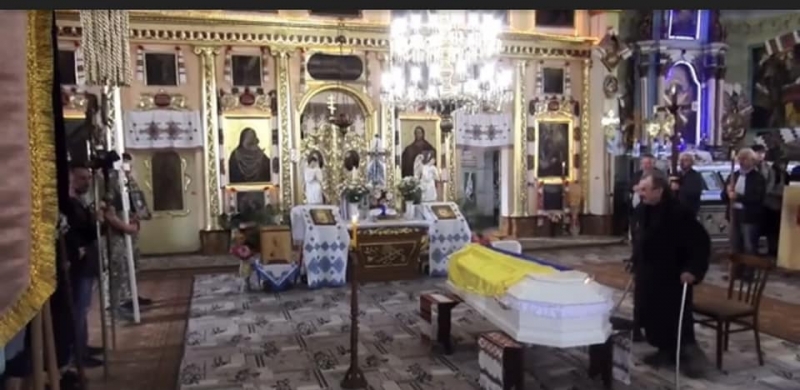 «Відспівали Мар’яну в церкві, де правив батько Степана Бандери»: на Івано-Франківщині попрощались з військовою медичкою