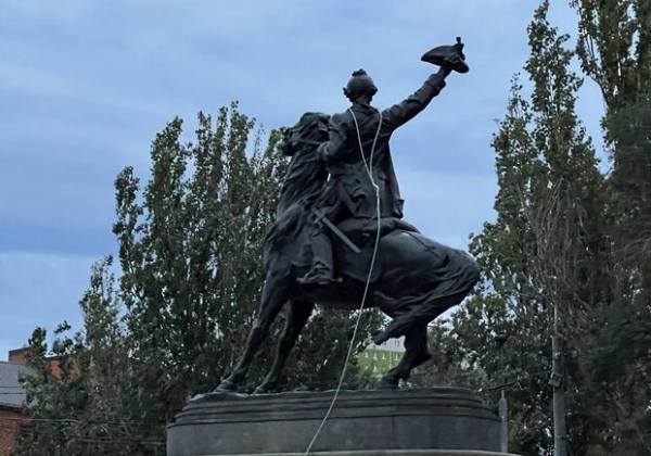 На памятник Суворову в Одессе накинули петлю: фотофакт