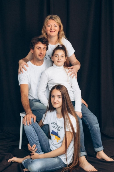 «Найбільше боялась померти на очах у дітей»: на Донеччині доньки з татом врятували маму, якій уламок снаряда пробив шию