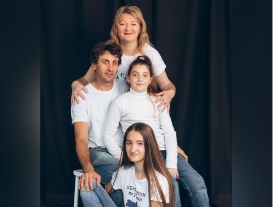 «Найбільше боялась померти на очах у дітей»: на Донеччині доньки з татом врятували маму, якій уламок снаряда пробив шию