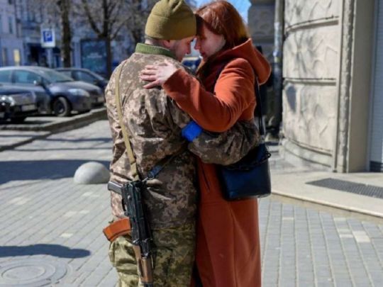 «Напиши список усього, що тобі допомагає почуватися краще»: як пережити розлуку з коханим, який на війні