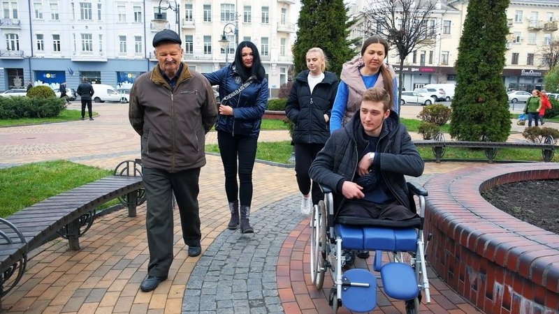 «Рятувальники витягнули мене з-під завалів лише через 11 годин»: 20-річний солдат через ракетну атаку рашистів залишився без ніг, а тепер сів за кермо автівки
