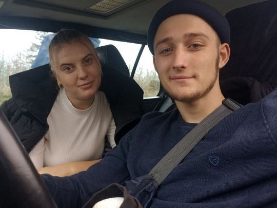 «Рятувальники витягнули мене з-під завалів лише через 11 годин»: 20-річний солдат через ракетну атаку рашистів залишився без ніг, а тепер сів за кермо автівки