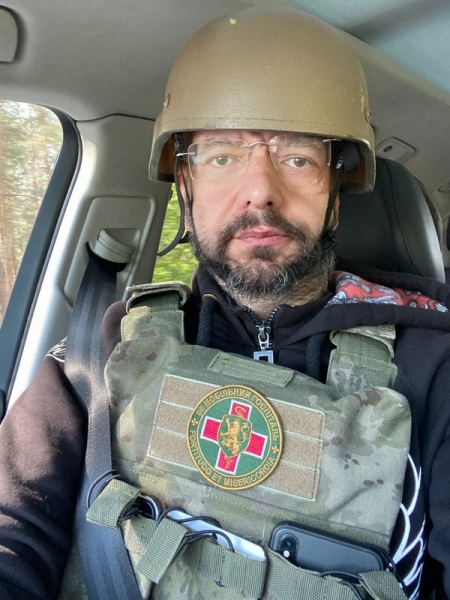 «Рятувальники витягнули мене з-під завалів лише через 11 годин»: 20-річний солдат через ракетну атаку рашистів залишився без ніг, а тепер сів за кермо автівки