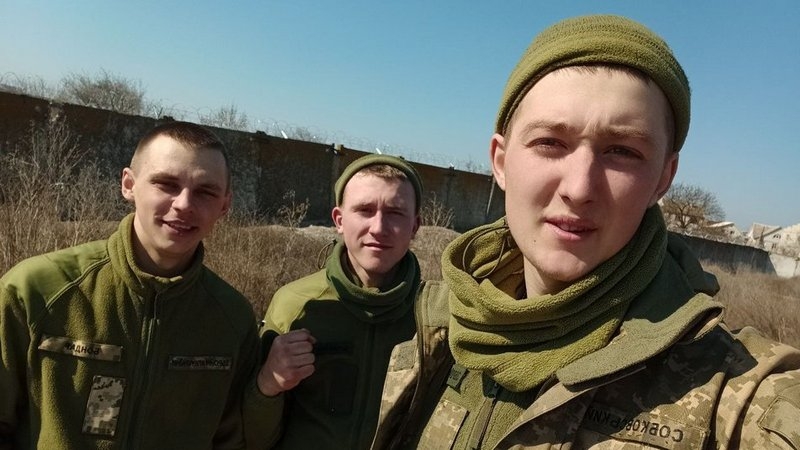 «Рятувальники витягнули мене з-під завалів лише через 11 годин»: 20-річний солдат через ракетну атаку рашистів залишився без ніг, а тепер сів за кермо автівки