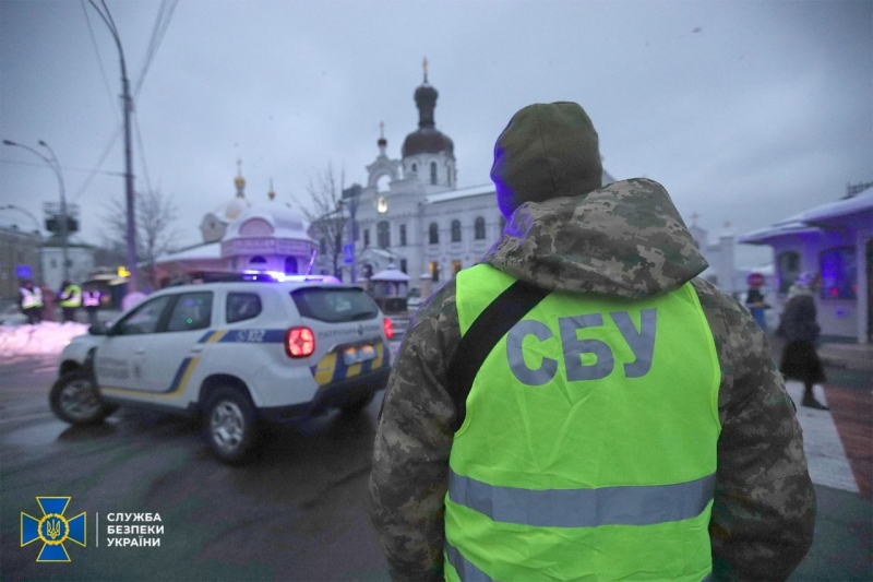 Шукають зброю та диверсантів: СБУ та поліція нагрянули з обшуком до Києво-Печерської лаври (фото)