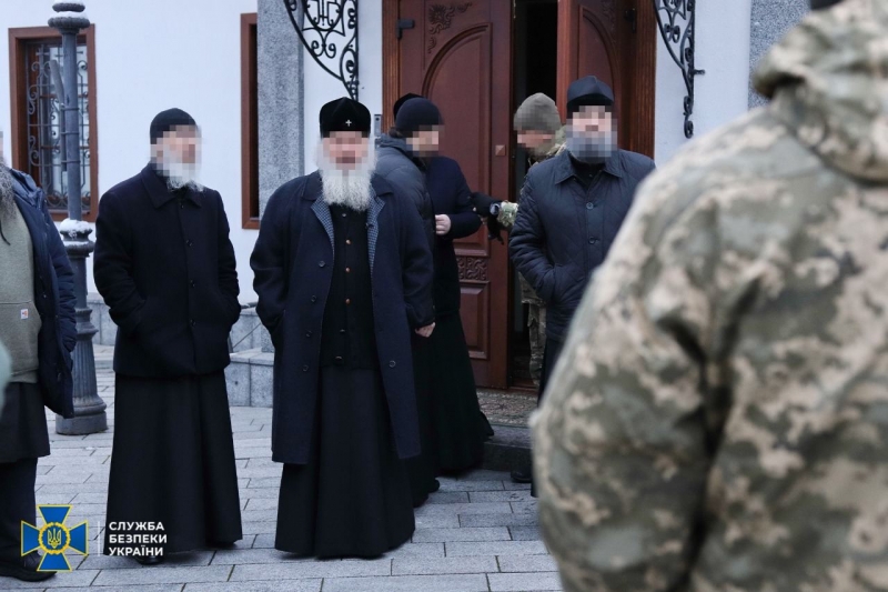 Шукають зброю та диверсантів: СБУ та поліція нагрянули з обшуком до Києво-Печерської лаври (фото)