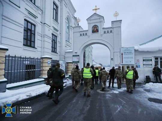 Шукають зброю та диверсантів: СБУ та поліція нагрянули з обшуком до Києво-Печерської лаври (фото)