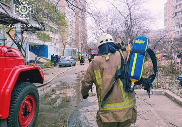 В Одессе на пожаре в 12-этажке спасли 16-летнюю девушку