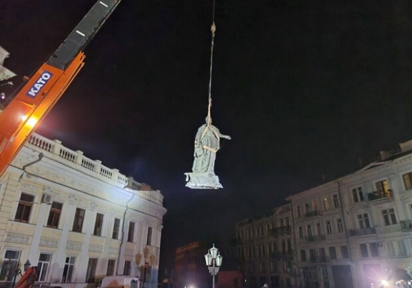 Ночью в Одессе снесли памятники Екатерине II и Суворову