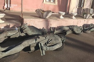 Памятник Суворову и Екатерине уже в Художественном музее: за их хранение будут платить (фото)