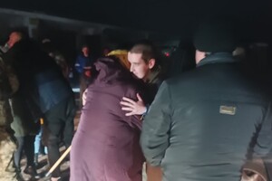 В Одесскую область вернулись трое освобожденных из плена защитников острова Змеиный