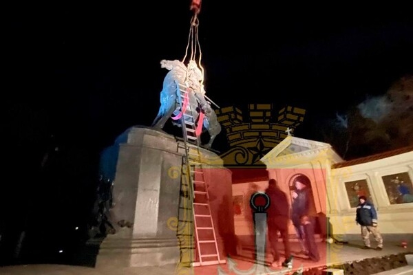Ночью в Одессе снесли памятники Екатерине II и Суворову