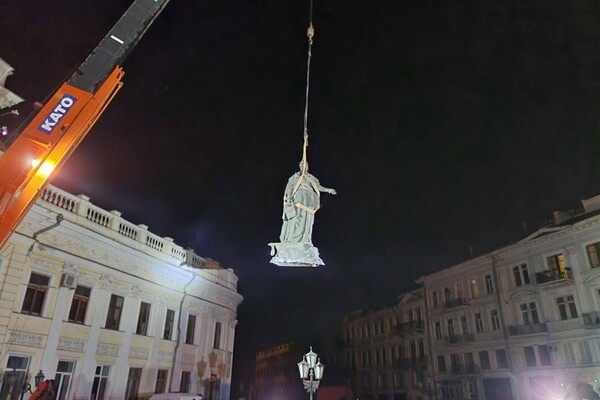 Ночью в Одессе снесли памятники Екатерине II и Суворову